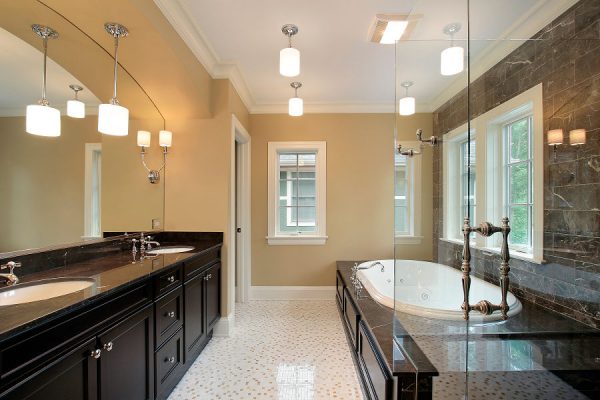 Oświetlenie sufitowe do łazienki - sprawdź, jak je zaprojektować
